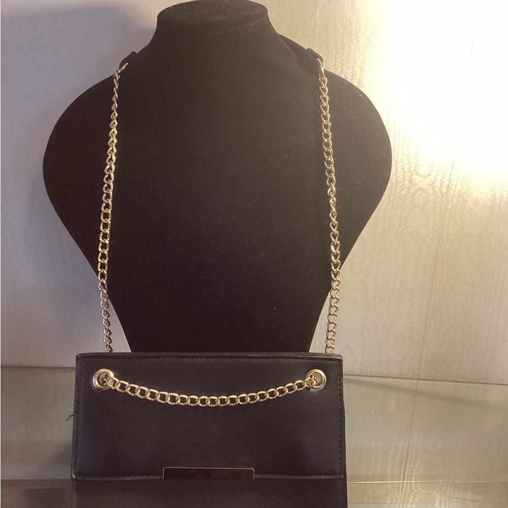Elegant Black Shoulder Bag with Gold Chain